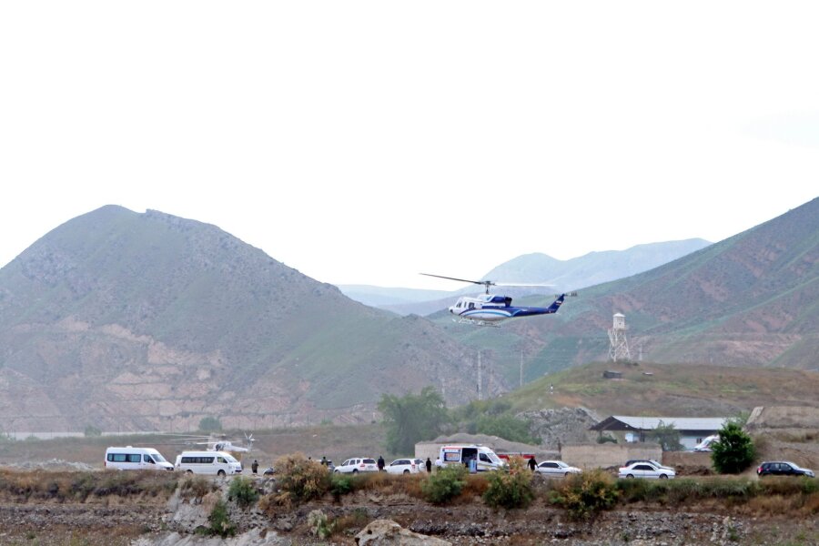 Iran: Bericht über Helikopter-Absturz vorgestellt - Der Hubschrauber beim Start mit dem iranischen Präsidenten Ebrahim Raisi an der iranischen Grenze zu Aserbaidschan.