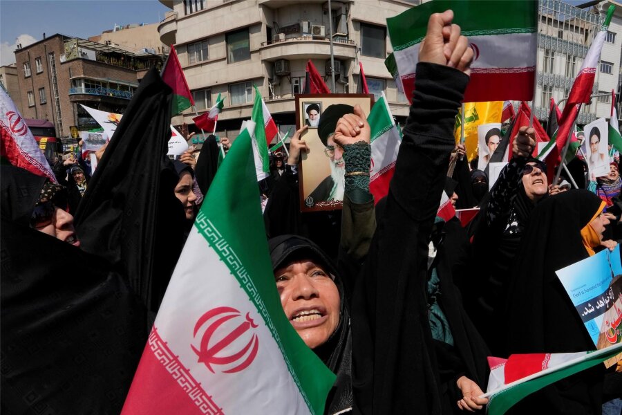 Iran spielt israelischen Angriff herunter - Während einer antiisraelischen Versammlung nach dem Freitagsgebet in Teheran skandieren Iranerinnen Slogans.