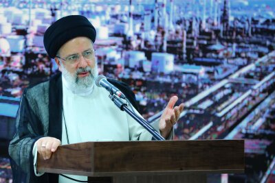 Iran sucht Nachfolger für getöteten Präsidenten - Der iranische Präsident Ebrahim Raisi spricht im September 2023 bei der Einweihung einer großen Industrieanlage in Isfahan. Raisi starb am Wochenende beim Absturz seines Hubschraubers.