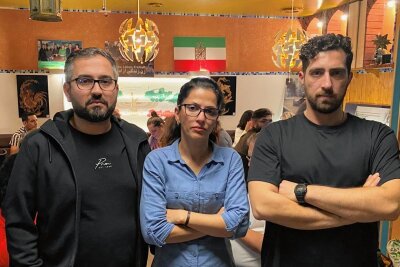 Iraner in Chemnitz: "Wir haben Angst um unsere Familien" - Avat Hosseinikakehrash, Massumeh Banbertina und Farid (von links) kommen aus dem Iran. Die Situation in ihrer Heimat lässt sie kaum noch schlafen.