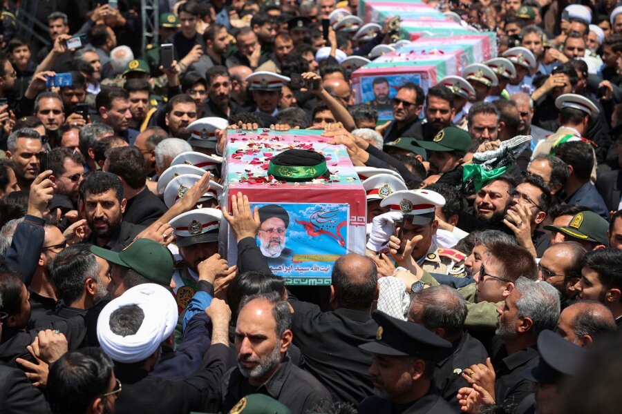 Irans verunglückter Präsident in Heimatstadt beigesetzt - Der tödlich verunglückte iranische Präsident Ebrahim Raisi wurde in seiner Heimatstadt Maschhad beigesetzt.