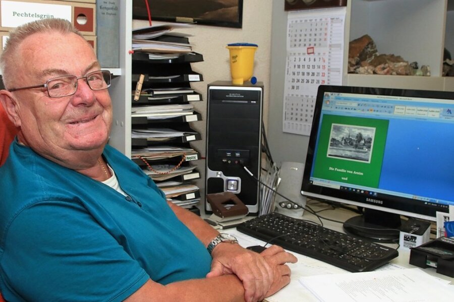 Peter Burkhardt mit dem Cover seines Buches auf dem Bildschirm des heimischen PC.