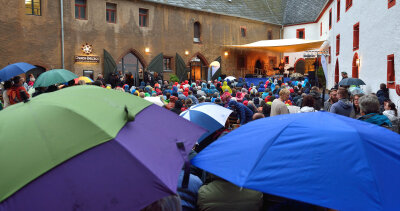 Irische Nacht im Regen: 500 Besucher auf der Rochsburg stört das Wetter nicht - 