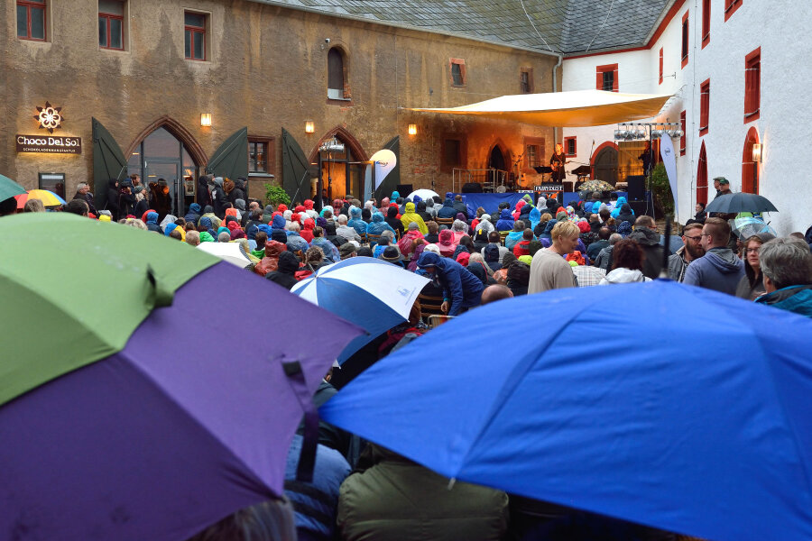 Irische Nacht im Regen: 500 Besucher auf der Rochsburg stört das Wetter nicht - 