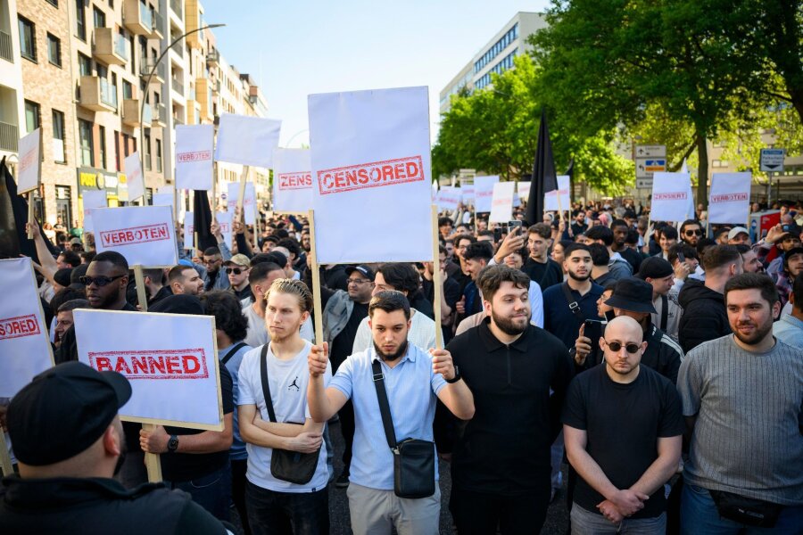 Islamisten-Demo in Hamburg unter strengen Auflagen - Demonstranten nehmen an einer Kundgebung der islamistischen Gruppierung Muslim Interaktiv in Hamburg teil.