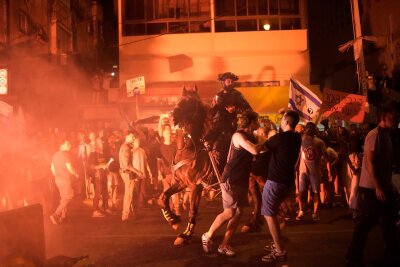 Israel: Auf Einsatz im Libanon vorbereitet - Bei den Massenprotesten gegen Netanjahus Regierung in Tel Aviv kam es zu Rangeleien mit der Polizei.