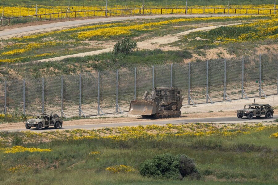 Israel baut Anlage zur Personenkontrolle im Norden Gazas - Ein Planierraupe der israelischen Armee ist in der Nähe der Grenze zum Gazastreifen zu sehen: Israel errichtet Berichten zufolge eine Kontrollstation.