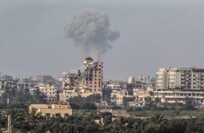 Israel: Minister Gantz will 7. Oktober untersuchen lassen - Rauch steigt auf nach einem israelischen Luftangriff in Gaza-Stadt.