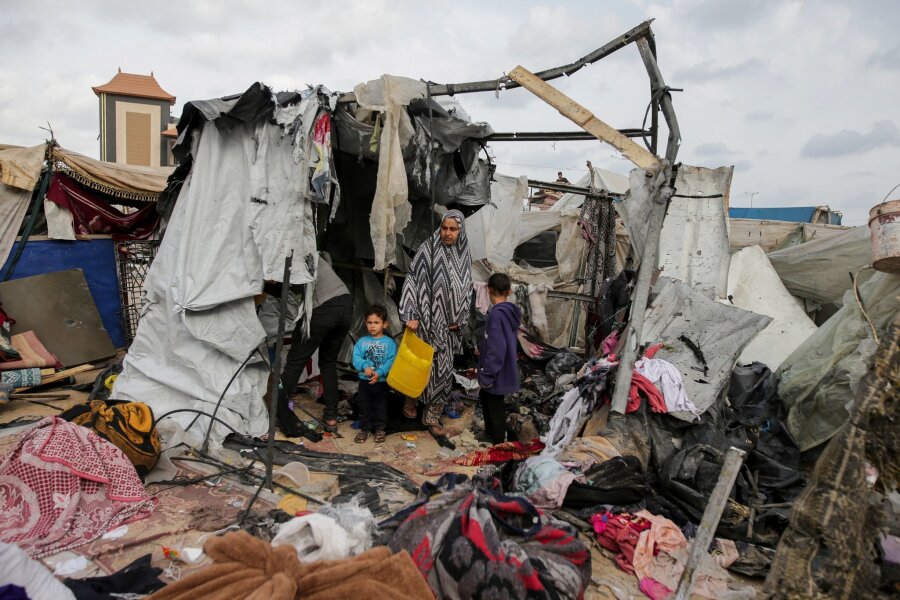 Israel nach Rafah-Angriff immer mehr unter Druck - Wegen des tödlichen Luftangriffs in Rafah hat die Hamas ihre Teilnahme an den Verhandlungen über eine Waffenruhe vorerst ausgesetzt.