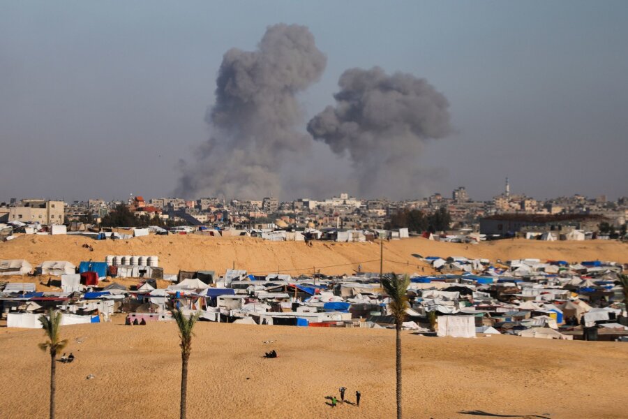 Israel rückt in Rafah ein und übernimmt Grenze zu Ägypten - Nach einem israelischen Luftangriff östlich von Rafah im Gazastreifen steigt Rauch auf.