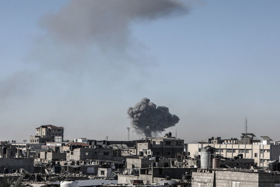Israel setzt "begrenzte" Einsätze in Rafah fort - Rauch über Rafah: Die israelische Armee hat die Bevölkerung erstmals aufgerufen, Gebiete im Zentrum der Stadt zu verlassen.