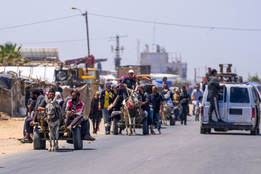 Israel setzt Kämpfe in Rafah fort - Vertriebene Palästinenser kommen im Zentrum des Gazastreifens an, nachdem sie aus Rafah geflohen sind.