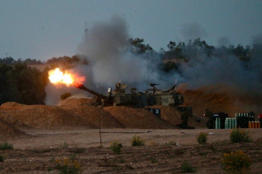 Israel setzt Militäreinsatz in Rafah fort - Eine israelische Panzerhaubitze feuert eine Granate ab.