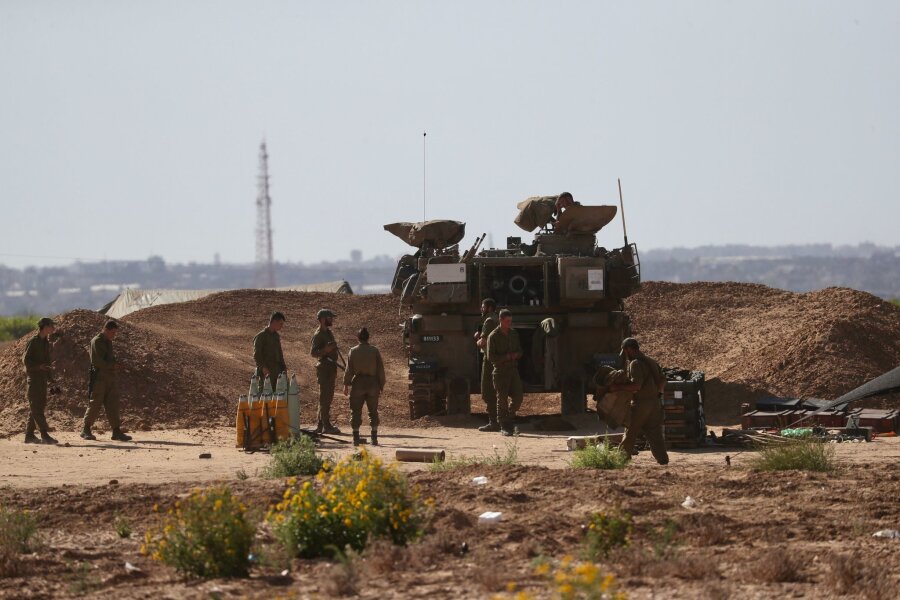 Israel setzt nach US-Drohung Kampf in Gaza fort - Israelische Soldaten am Grenzübergangs Kerem Schalom: Trotz der Ankündigung zur Öffnung des Grenzübergangs wurden nach UN-Angaben bislang keine Hilfsgüter geliefert.