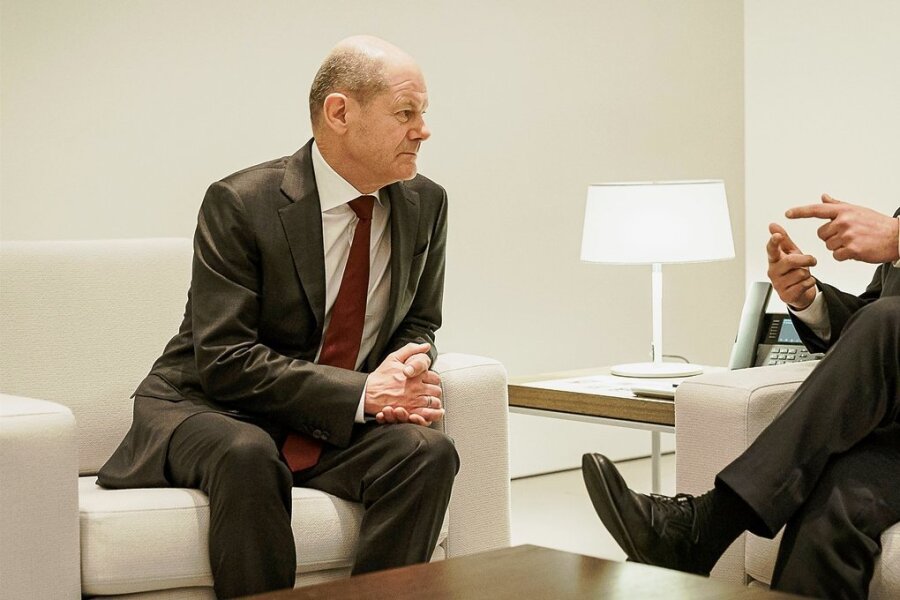 Bundeskanzler Olaf Scholz im Gespräch mit dem israelischen Ministerpräsidenten Naftali Bennett im Kanzleramt. 