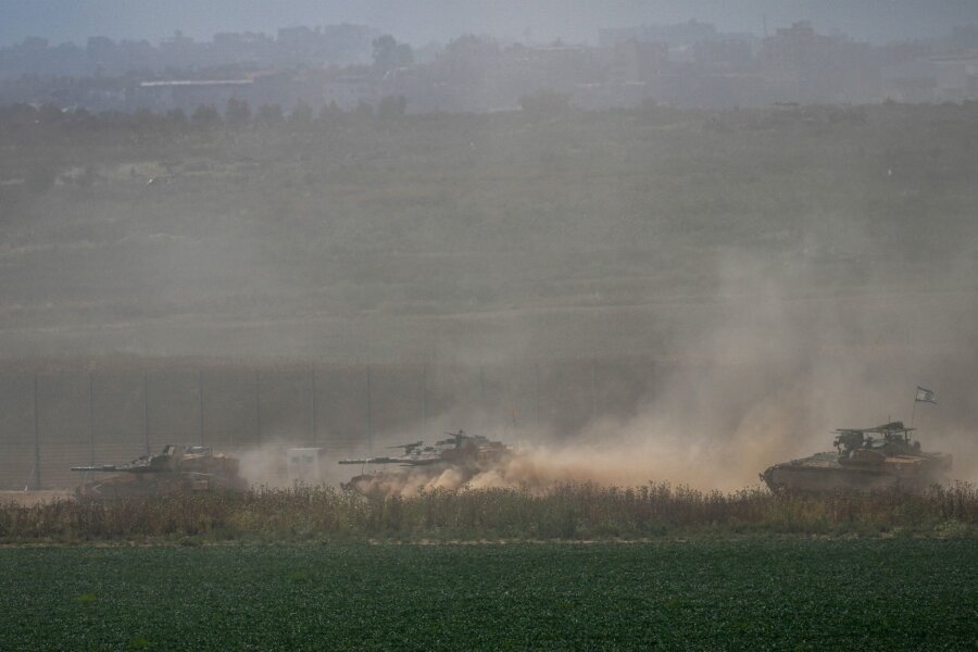 Israel weitet Einsätze im Gazastreifen wieder aus - Israelische Panzer bewegen sich in der Nähe der Grenze zwischen Israel und Gaza.