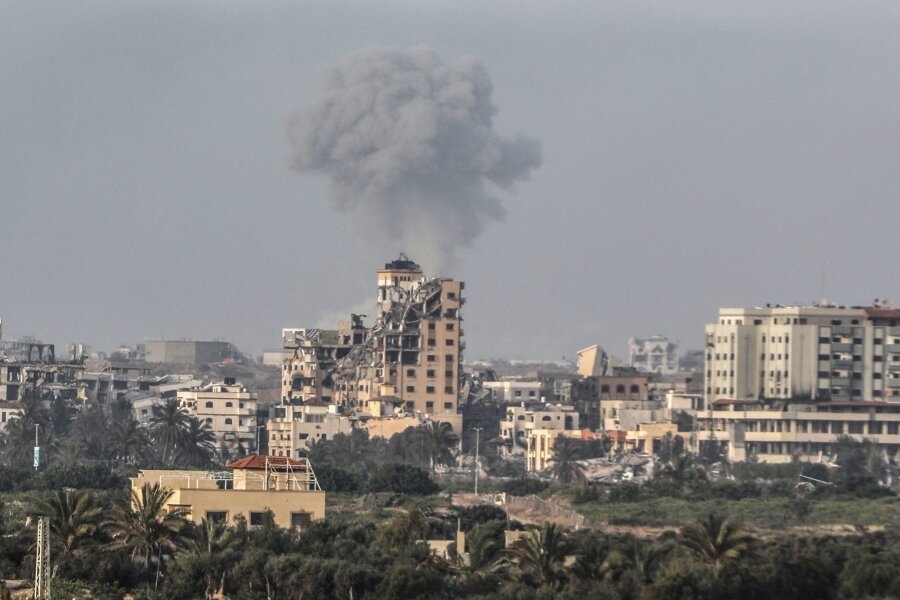 Israel will Geisel-Verhandlungen fortsetzen - Rauch steigt auf nach einem israelischen Luftangriff in Gaza-Stadt.