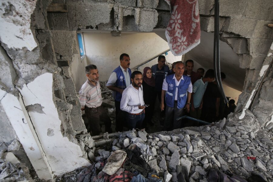 Israelische Armee greift Schule erneut an - Nach einem israelischen Angriff auf eine vom UN-Palästinenserhilfswerk UNRWA betriebene Schule im Geflüchtetenlager Nuseirat müssen die Schäden begutachtet werden.