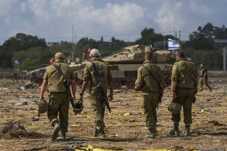Israels Armee will Bodeneinsätze im Gazastreifen ausweiten - Israelische Soldaten versammeln sich nahe der Grenze zum Gazastreifen.