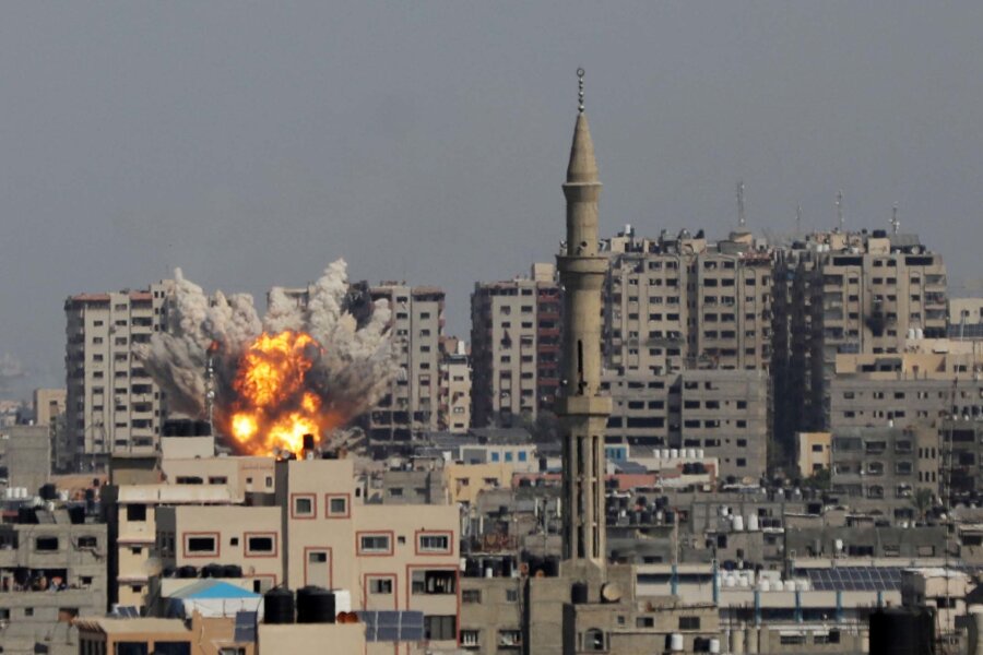 Palästinensische Gebiete, Gaza: Rauchschwaden und Flammen einer Explosion sind während eines israelischen Luftangriffs zu sehen.