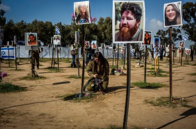 Israels Militärgeheimdienst-Direktor tritt zurück - Überlebende und Angehörige der Opfer auf dem Gelände des Musikfestivals Supernova, dem Ort des brutalen Terrorangriffs der Hamas vom 7. Oktober 2023.
