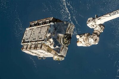 ISS-Weltraumschrott im Atlantik abgestürzt: Sachsen bleibt von Trümmern verschont - Teile dieser Palette mit ausgedienten Nickel-Wasserstoff-Batterien, die von der ISS abgeworfen worden sind, sind nun im Atlantik abgestürzt.