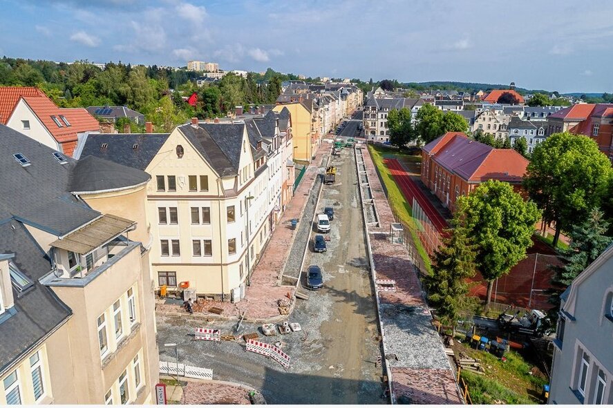 Bis zum Sommer 2020 wurde die Kaiserstraße von Auerbach in zwei Bauabschnitten saniert. Das war ein erster Schritt zur Aufwertung des Stadtbereiches. Jetzt sollen Pläne erarbeitet werden, wie Gebäude an der Straße saniert und genutzt werden können. 