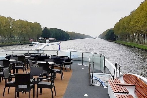 Ist das noch der Rhein? - Ja, auch das ist der Rhein - genau genommen der Amsterdam-Rijnkanaal. 