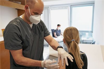 Ist die Corona-Impfung für Kinder sinnvoll? - Ein zwölfjähriges Mädchen wird in einer Arztpraxis in Nordrhein-Westfalen mit dem Serum von Biontech/Pfizer geimpft. Die Empfehlung, alle Menschen in Deutschland ab 12 Jahren gegen das Coronavirus zu impfen, gibt es bisher nur in Sachsen.