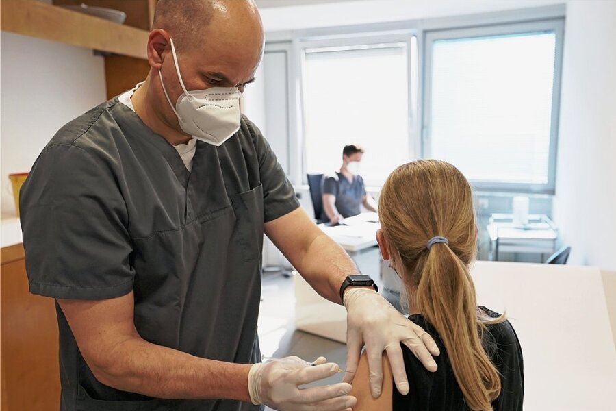 Ist die Corona-Impfung für Kinder sinnvoll? - Ein zwölfjähriges Mädchen wird in einer Arztpraxis in Nordrhein-Westfalen mit dem Serum von Biontech/Pfizer geimpft. Die Empfehlung, alle Menschen in Deutschland ab 12 Jahren gegen das Coronavirus zu impfen, gibt es bisher nur in Sachsen.