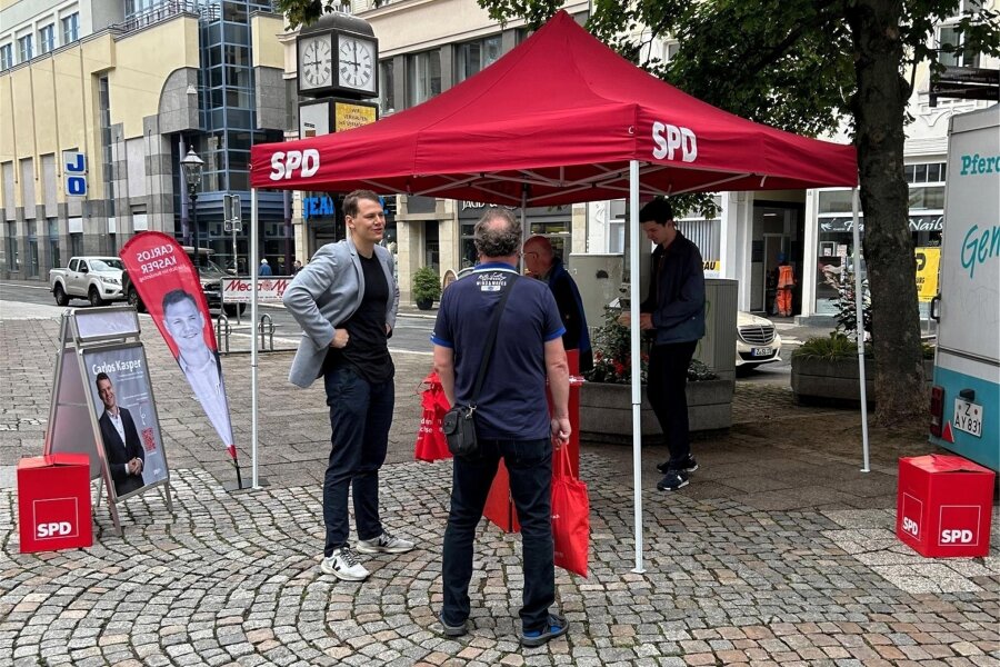 Ist die SPD größenwahnsinnig? Bei Kreistagswahl in Zwickau will sie fünf Prozentpunkte zulegen - Auch Carlos Kasper (links im Bild), SPD-Bundestagsabgeordneter, kandidiert für den Zwickauer Kreistag. Hier an einem Wahlstand vor der Bundestagswahl 2021.