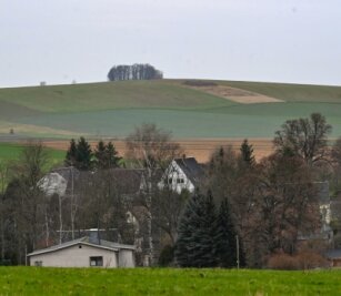 Ist ein Tagebau am Windberg in Mühlau überhaupt erlaubt? - Blick vom Burgstädter Gewerbegebiet in Richtung Windberg in Mühlau. Dort ist ein Tagebau geplant, der Thema im Verwaltungsgericht war. 