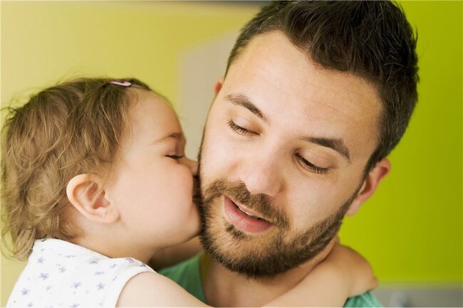 Ist Elternzeit für Väter ein Karrierekiller? - Mein Papa bekommt ein Küsschen! 