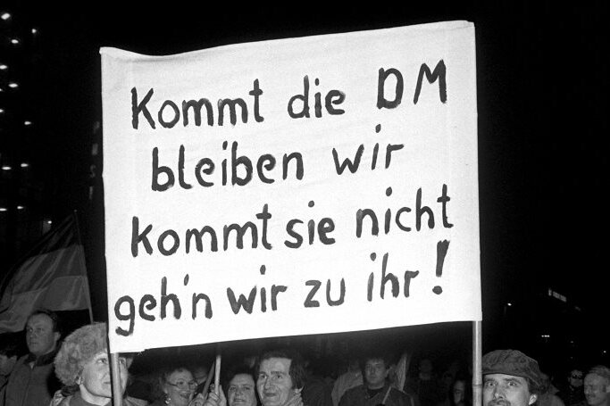Ist Gier geil? - Leipziger Demonstranten im Februar 1990.