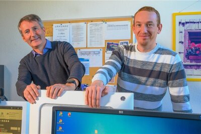 IT-Administratoren halten die Systeme zuverlässig am Laufen - Wolfram Knitsch und Karsten Neumann (von links) bei ihrer Arbeit. Wegen einer zeitweisen Erkrankung fehlt Carsten Walther auf dem Bild. 