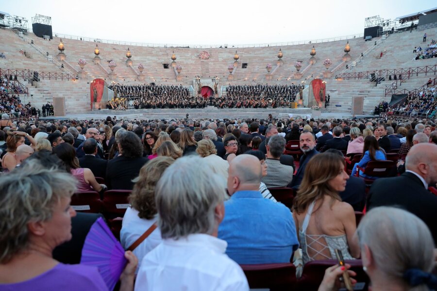 Italien feiert in Verona Oper als Weltkulturerbe - Menschen besuchen ein Galakonzert in der Arena von Verona, um die Anerkennung der italienischen Opernkunst durch die UNESCO zu feiern, in Verona, Italien.
