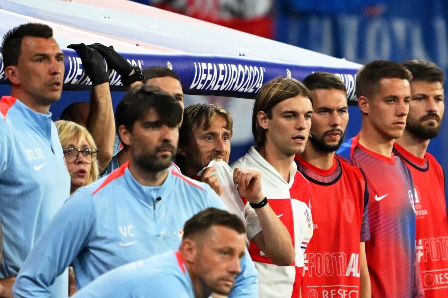 Italien weiter: Spätes Tor zerstört Modric' historischen Tag - Kroatiens Luka Modric (M) und seine Teamkollegen schauen vom Spielfeldrand zu.