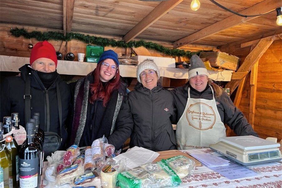 Italiener auf Weihnachtsmarkt in Sayda zu Gast - Petra Bremer (von r.), Daniela Montanari, Erica Comandini und Euro Cassiani aus Italien auf dem Saydaer Markt.