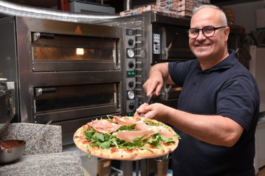 Italiener mit neuem Standort zufrieden - Tindaro Bonaccorso vom italienischen Restaurant Le Delizie Siciliane am Oelsnitzer Markt bereitet die Pizzas selbst zu, die bei seinen Gästen besonders beliebt sind. 