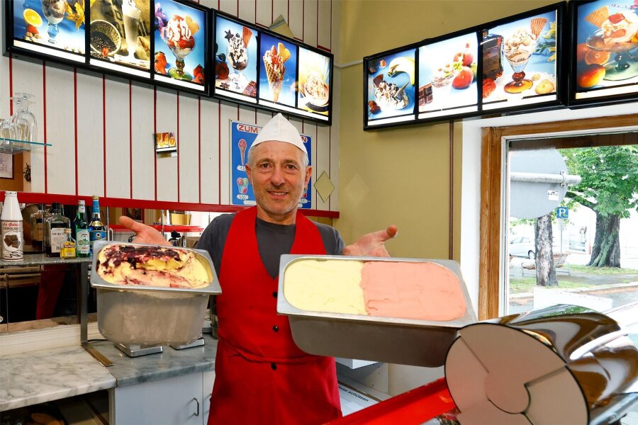 Italiener Rocco macht sein Eis in Lichtenstein - verkauft es dort aber nie selbst - Rocco Carpa in seinem Lichtensteiner Eiscáfe: Im angrenzenden Raum stellt er sein Eis her, doch hinter der Theke steht er hier nie.