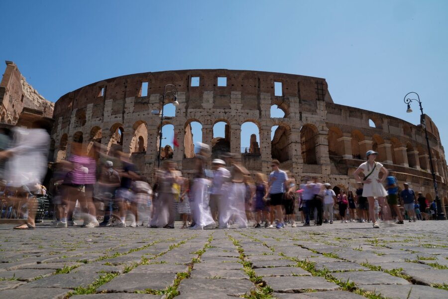 Italiens Tourismus verzeichnet 2023 Rekordhoch - Beliebte Sehenswürdigkeit: Besucher am Kolosseum in Rom.