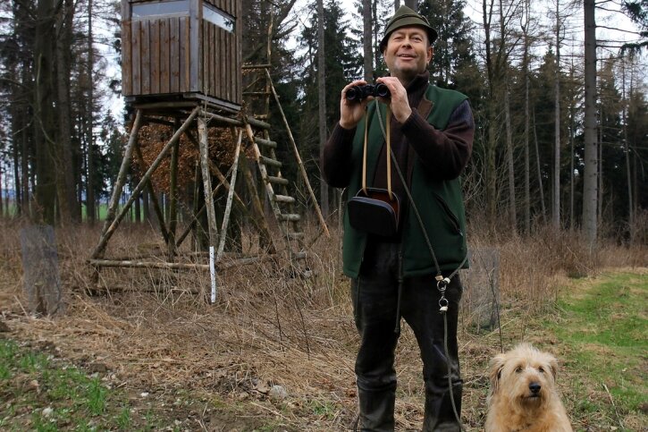 <p class="artikelinhalt">Detlef Haas ist seit 1992 Jagdpächter in Lößnitz. Zusammen mit seiner Steierischen Rauhaarbracke Hexe hält er Ausschau nach Wild. Ob er dies auch künftig darf, ist noch ungeklärt.</p>