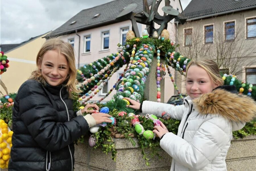 Ja ist denn heut' schon Ostern? In der Stadt Kirchberg grassiert das Deko-Fieber - Der Osterbrunnen in Kirchberg ist geschmückt - im Bild die beiden zehnjährigen Mädchen Maxine Schneider (li.) und Saliah Grau. 