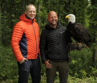 Jackenfirma setzt zu neuem Höhenflug an - Firmengründer Sascha Eichelkraut und Falkner Hans-Peter Herrmann in Jacken von Neualp. 