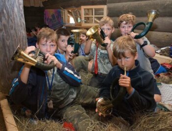 Jagdhörner erklingen zum Abschlusskonzert an der Hütte - 
              <p class="artikelinhalt">Jagdhornblasen und im Heu schlafen - die Ferienfreizeit hat Spaß gemacht.</p>
            