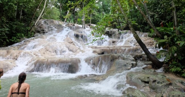 Jah Man, Jamaika -  Wasserfälle zum Staunen und Klettern: Wer die Dunn's River Falls von Ocho Rios hinaufklettert, steckt bisweilen bis zum Hals im Wasser. 200 Meter hochist die Naturtreppe. 