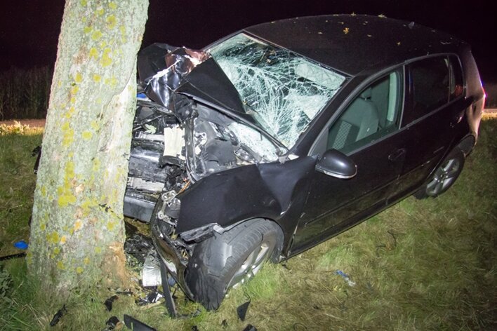 Das Auto kam kurz vorm Ortseingang Jahnsdorf von der Straße ab und prallte gegen einen Baum. Die Fahrerin starb noch an der Unfallstelle.