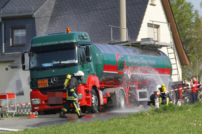 Die Feuerwehr besprühte den Lkw mit Wasser. 