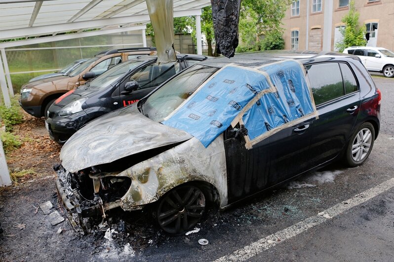 Jahnsdorf: Drei Autos in Brand geraten - Zwei VW sowie ein Toyota haben am Freitagabend in Jahnsdorf gebrannt.