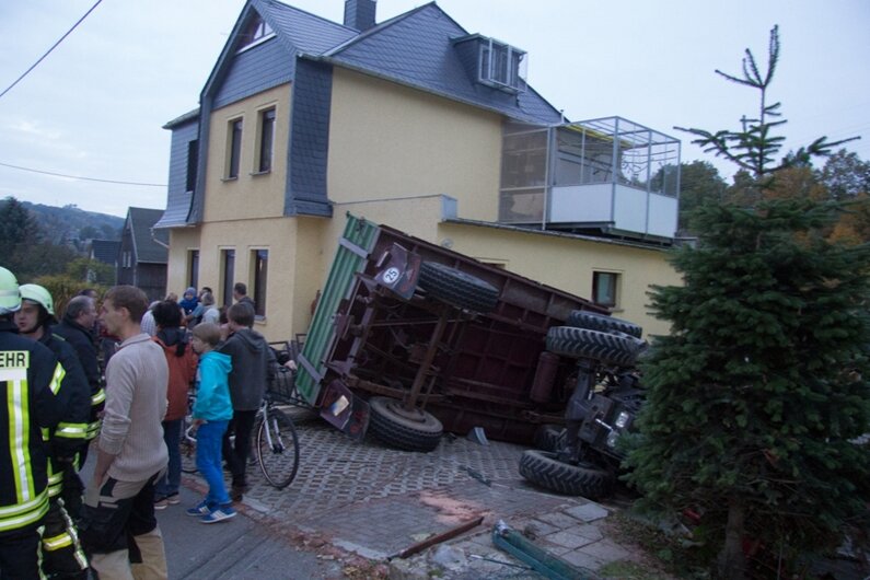 Das Gespann kam von der Leukersdorfer Straße ab und beschädigte zwei Grundstückstore und -zäune. Verletzt wurde niemand.